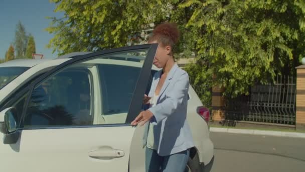 Piękny Pewny Afroamerykanka Kierowca Inteligentnych Ubrań Casual Stoi Pobliżu Otwartych — Wideo stockowe