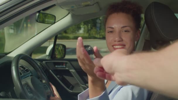 Sourire Belle Femme Afro Américaine Avec Les Cheveux Bouclés Assis — Video