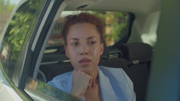 Portrét Krásné Uvolněné Černé Pasažérky Sedící Zadním Sedadle Auta Rukou — Stock video