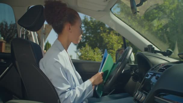 Självsäker Charmig Afroamerikansk Affärskvinna Smarta Casual Kläder Bilen Spänna Fast — Stockvideo