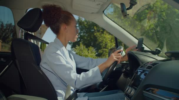 Soustředěná Atraktivní Černá Žena Řidič Chytré Ležérní Oblečení Výběru Cestovní — Stock video