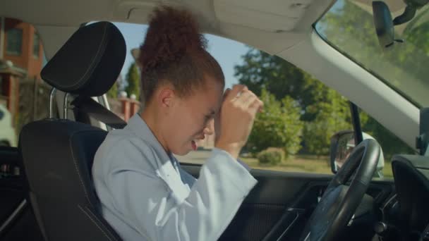 Sidovy Attraktiv Afroamerikansk Kvinna Förare Smarta Casual Kläder Kör Bil — Stockvideo