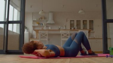 Motive edilmiş çekici sporun arka görünüşü Afrikalı kadınların kaslarını esnetmesi, kaslarını çalıştırması, vücut kaslarını güçlendirmesi ve iç mekandaki duruşunu geliştirmesi..