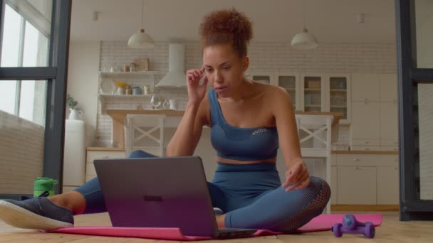 Motive Olmuş Çekici Afro Amerikan Kadın Spor Giyimli Yoga Minderinde — Stok video