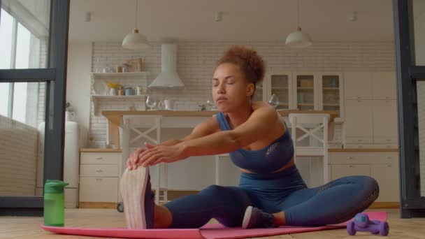 Azimli Sportif Formda Siyah Kadın Vücut Geliştirme Egzersizi Yapıyor Omurga — Stok video