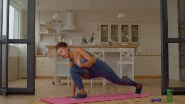 Spor giyim dünyasının en iyi esneme egzersizinde etkin formda siyah bir kadın. Bacak kasları, kalça kasları, kalça kasları, kaslar, baldırlar, omuzlar, göğüs kasları, üst ve alt bel kasları..