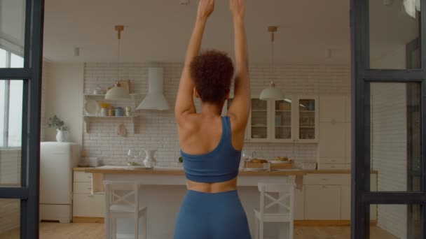 집에서 스포츠 훈련을 활동을 아프리카 미국인 여성의 아름다운 운동적 건강에 — 비디오