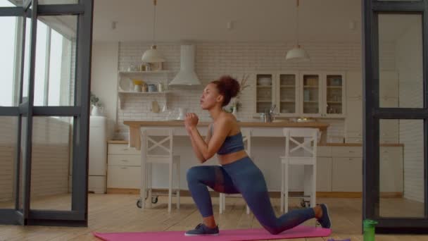 Bepaald Aantrekkelijke Sportieve Fitness Afrikaanse Vrouw Oefenen Omgekeerde Lunges Buigen — Stockvideo