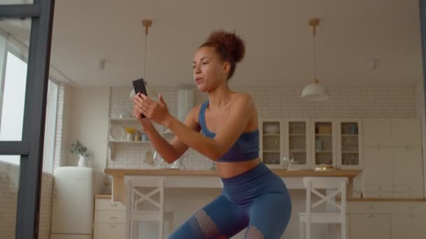 Birden Fazla Aktif Çekici Spor Siyahi Kadın Ağlarına Uyar Cep — Stok video