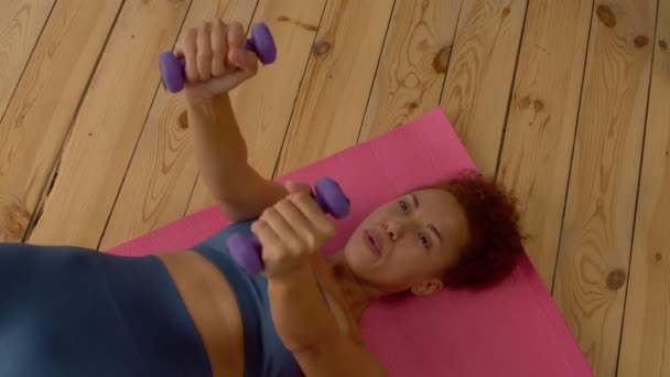 Yüksek Açılı Motive Edici Spor Fitness Siyah Kadın Çapraz Ağırlık — Stok video