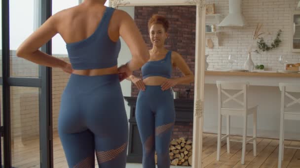 Delgado Positivo Hermosa Mujer Afroamericana Ropa Deportiva Mirando Reflexión Espejo — Vídeos de Stock