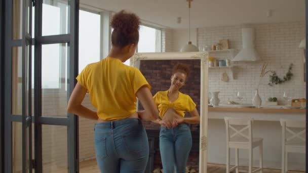 Reflektion Spegeln Glada Attraktiva Svart Kvinna Njuter Utseende Och Perfekt — Stockvideo