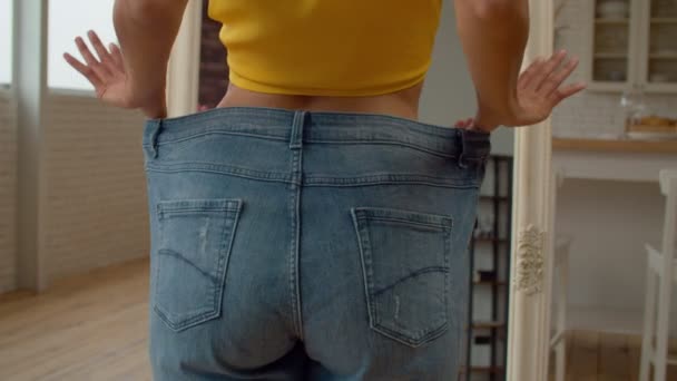 Vista Posteriore Della Spensierata Femmina Africana Jeans Oversize Che Controlla — Video Stock