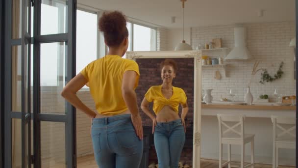 유행하는 거울에 외모와 모양을 즐기는 엉덩이를 때리는 흥분을 표현하는 즐거움을 — 비디오