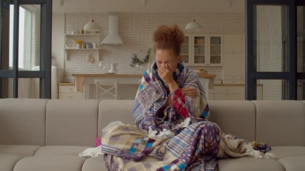 Άρρωστη Γοητευτική Μαύρη Γυναίκα Καλυμμένη Ζεστή Κουβέρτα Που Κάθεται Στον — Αρχείο Βίντεο