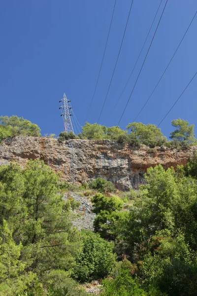 Hochspannungsleitung in den Bergen — Stockfoto