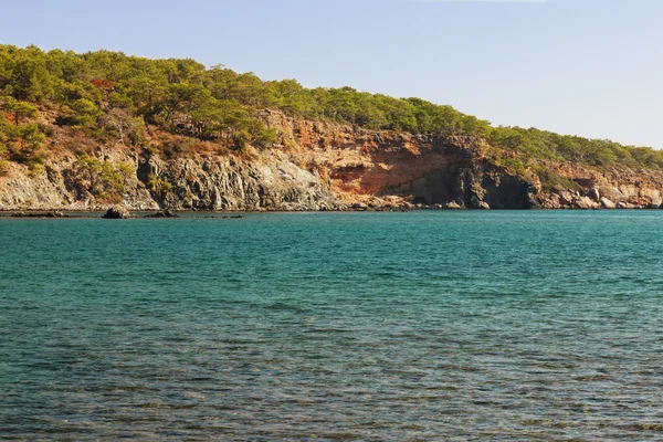 Orilla rocosa, bahía en Phaselis, Turquía . — Foto de Stock