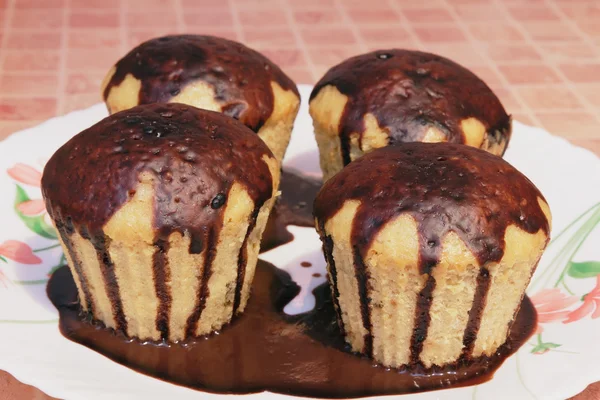 Cupcake fatti in casa con cioccolato sul piatto . — Foto Stock