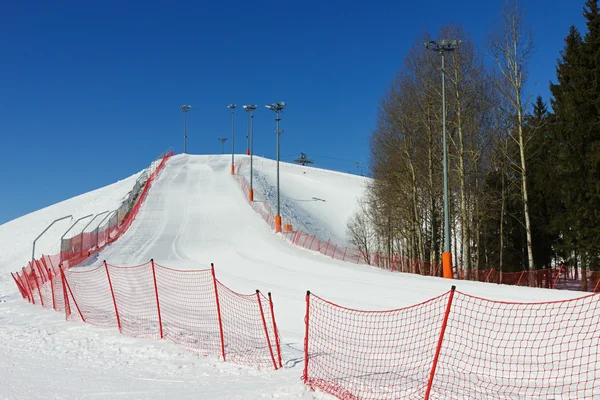 Stok narciarski na słoneczny dzień zimy. — Zdjęcie stockowe