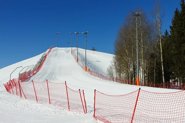 Piste de ski par temps ensoleillé d'hiver . — Photo