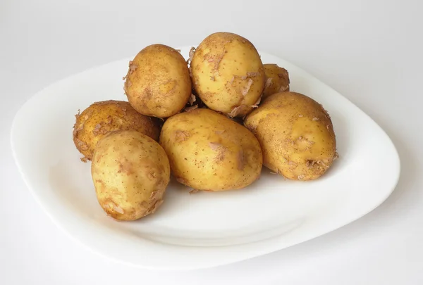 Patatas frescas en el plato . — Foto de Stock