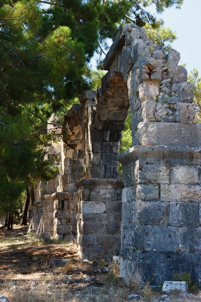 Oude aquaduct, ruïnes. — Stockfoto