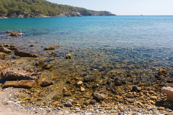 Playa rocosa del mar Mediterráneo . — Foto de Stock