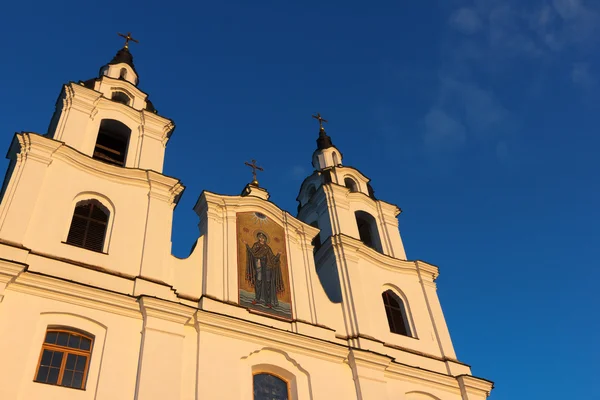 Silueta de iglesia al atardecer . — Foto de Stock