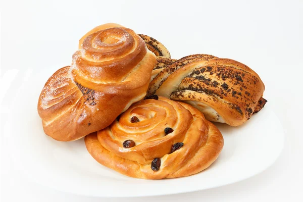 Bollos dulces con canela y pasas . Fotos De Stock