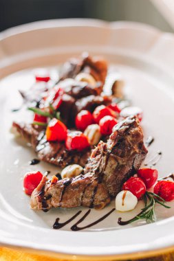 Partiden önce restoranda yemek masası servisi. Kiraz domatesli et..