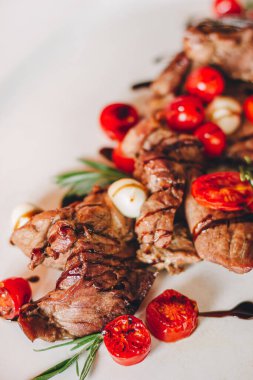 Partiden önce restoranda yemek masası servisi. Kiraz domatesli et..