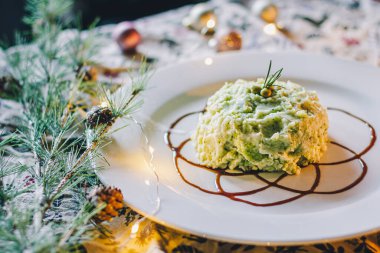 Partiden önce restoranda yemek masası servisi..