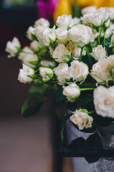 Gros plan sur les roses blanches. Bouquet tendre. Vibrations printanières — Photo