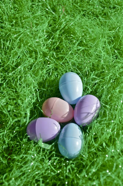 Jaja wielkanocne w trawie — Zdjęcie stockowe