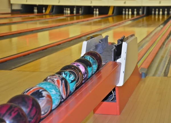 Bowlingbälle auf der Bahn lizenzfreie Stockbilder