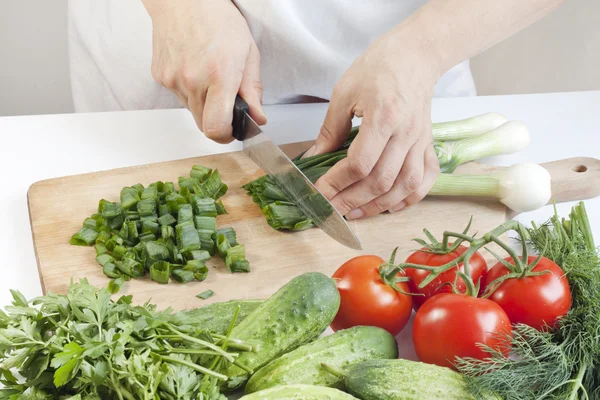 Cuocere in cucina al lavoro preparando insalata di verdure — Foto Stock