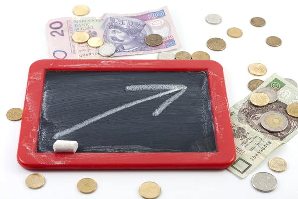 Aumentar a seta para cima no quadro negro com dinheiro polonês — Fotografia de Stock
