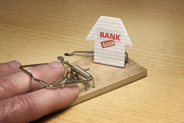Main de l'homme pris dans un piège à souris fixé par la banque — Photo