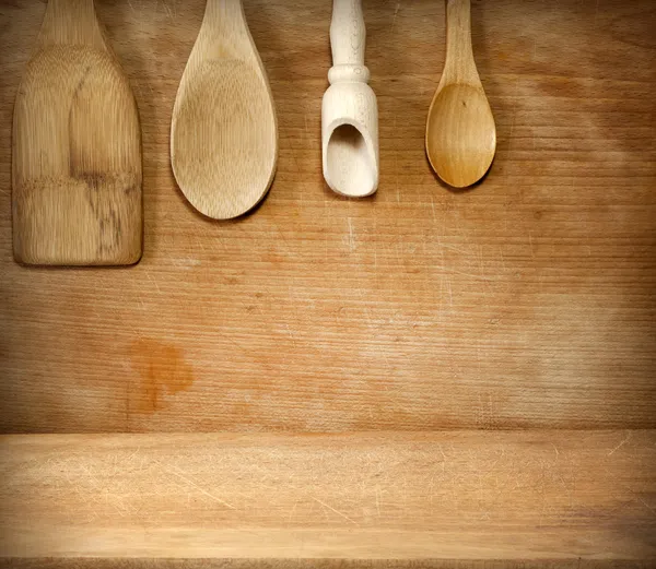 Tablero de escritorio de cocina de corte de madera vintage grunge viejo con cuchara — Foto de Stock