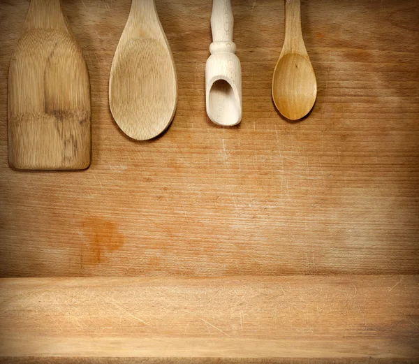 Old grunge vintage wooden cutting kitchen desk board with spoon — Stock Photo, Image