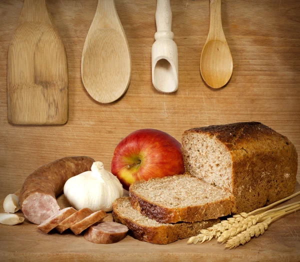 Dieta velha na cozinha retro vintage na mesa de corte ainda vida — Fotografia de Stock