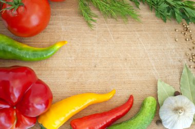 baharat ve sebzeler sınır ve boş kesme tahtası