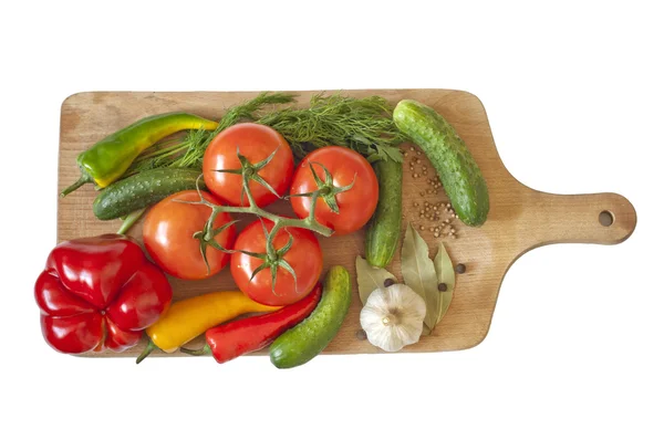 Produtos hortícolas e especiarias isolados na tábua de corte da cozinha — Fotografia de Stock