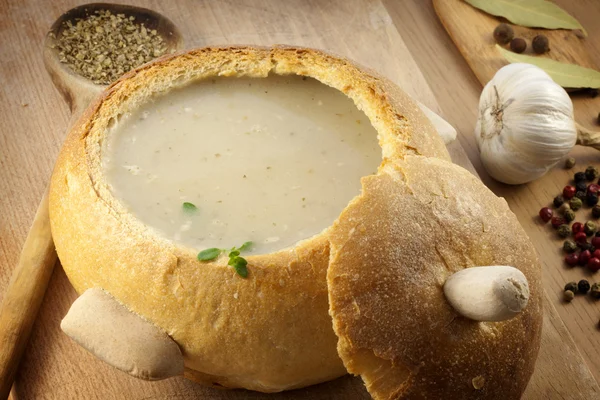 Суп из сливок в хлебной тарелке роскошная традиционная польская еда — стоковое фото