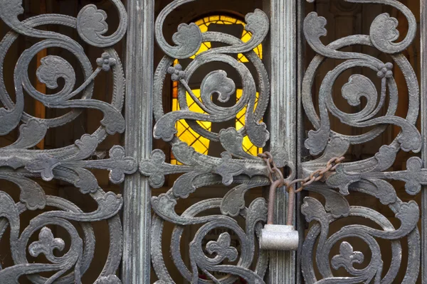 Metal gate on cemetery with cross halloween unique background — Stock Photo, Image