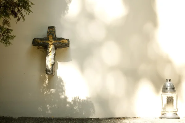 Cross and grunge wall on cemetery abstract background — Stock Photo, Image