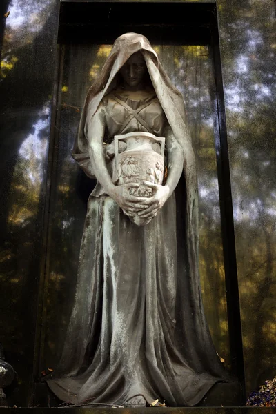 Statue de l'ange ancien sur le cimetière de Varsovie — Photo