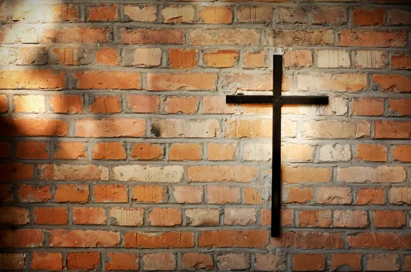 Cross and grunge wall on cemetery abstract background — Stock Photo, Image