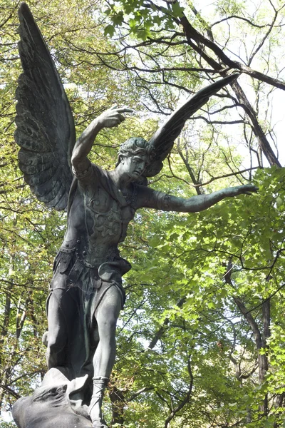 Staty av antika ängel på kyrkogården i Warszawa — Stockfoto