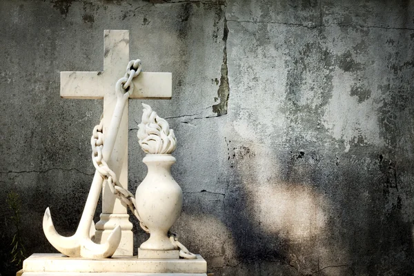 Kruis en grunge muur op begraafplaats abstracte achtergrond — Stockfoto